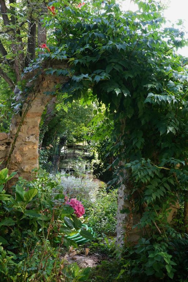 Le Moulin De La Planche Bed & Breakfast Cerelles Bagian luar foto